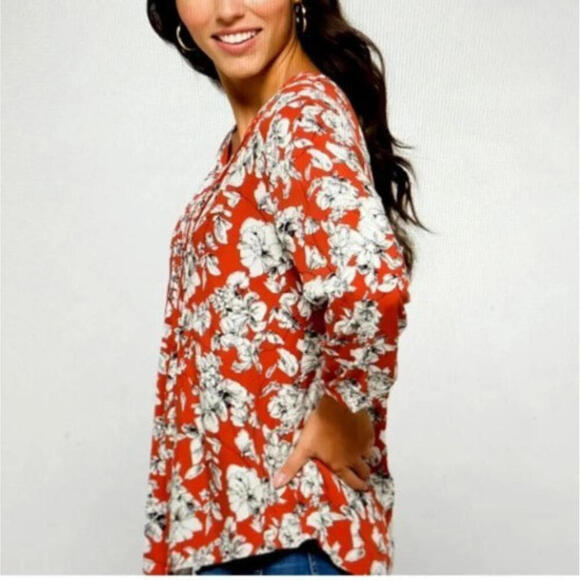 Women's Floral Blouse Red White Black V-Neck 3/4 Sleeve Lightweight Top - Picture 3 of 9